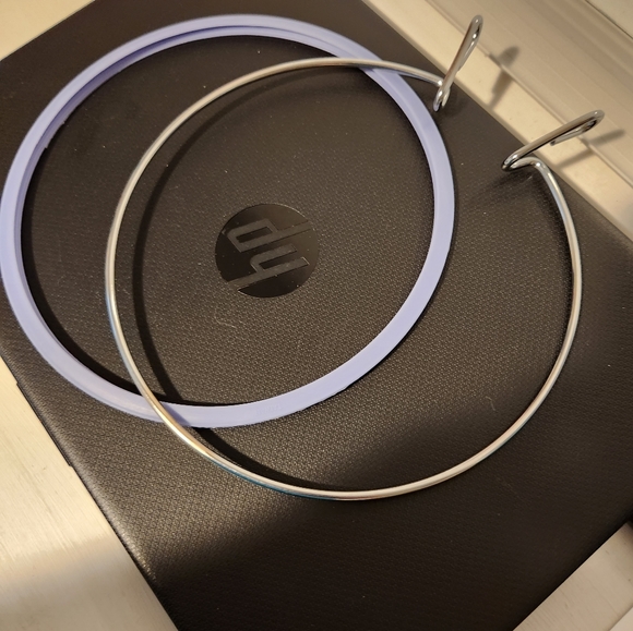 Embroidery hoop with pinch clamp to remove inner hoop. - Picture 2 of 3